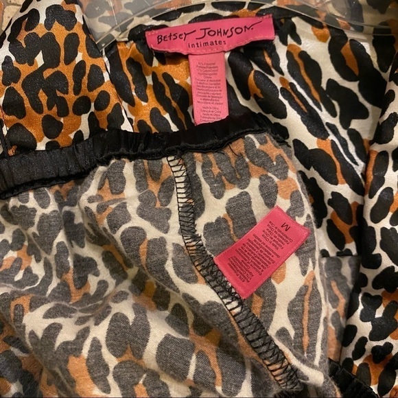 BETSEY JOHNSON Leopard Print 2-Piece Pajama Set Top and Bottom Size Medium - Picture 10 of 11